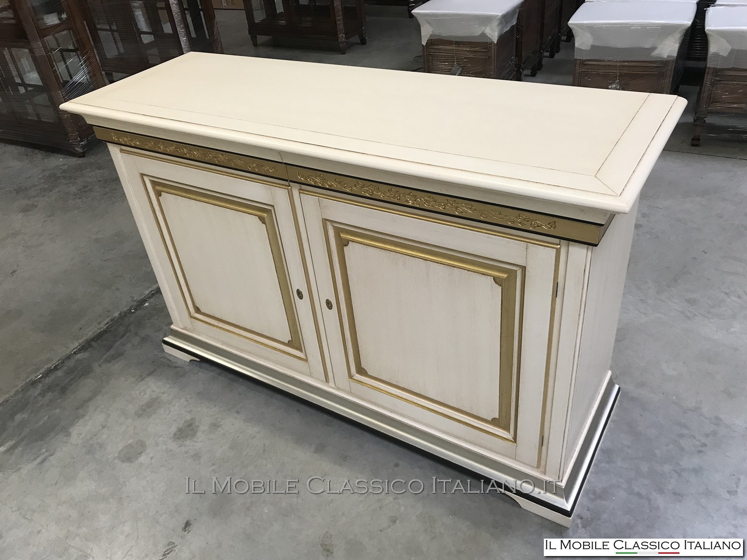 Credenza classica con decoro personalizzata
